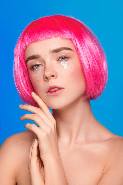  Mooie vrouw met roze kapsel - Foto, afbeelding
