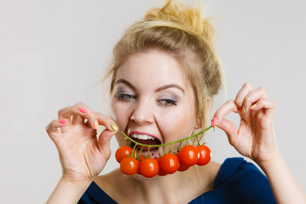 Kobieta gospodarstwa świeże pomidory - Zdjęcie, obraz