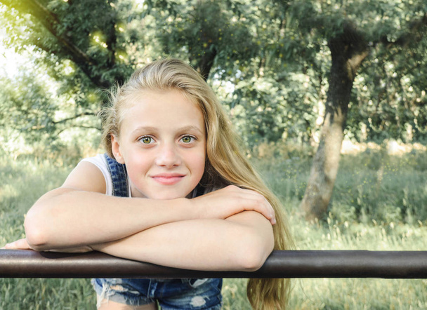 Kaunis nuori tyttö muotokuva kesäpuiston taustalla
 - Valokuva, kuva