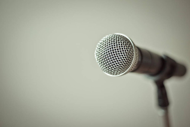 Microphone with grey background - Φωτογραφία, εικόνα