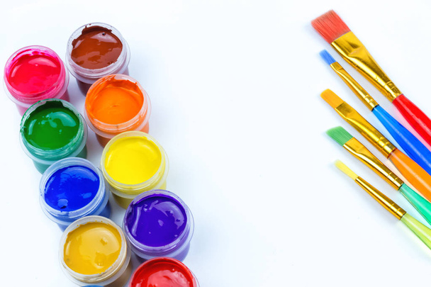фарби і кольорові пензлі, художні матеріали
 - Фото, зображення