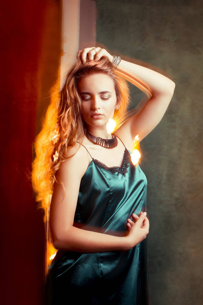 sexy junge Dame posiert in gemischter Lichttechnik - Foto, Bild