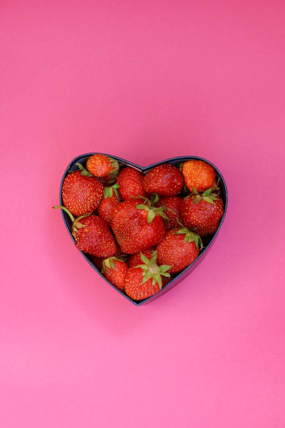 Strawberries in heart shaped box - Fotoğraf, Görsel
