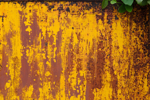 Іржавий жовтий пофарбований метал. Абстрактна текстура матового фону
. - Фото, зображення