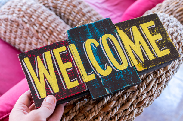 Dřevěná deska s textem Vítejte v rukou člověka. Ostrov Bali. Uvítací cedule. - Fotografie, Obrázek