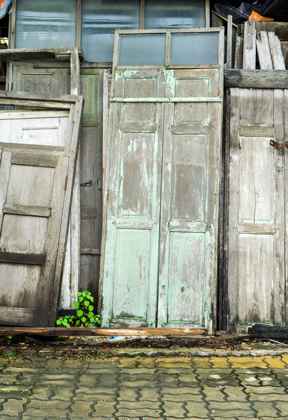 Birçok eski ahşap kapı vintage, eski ahşap duvara yaslanmış - Fotoğraf, Görsel