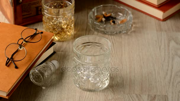 pour whiskey in glass with ice - Filmmaterial, Video