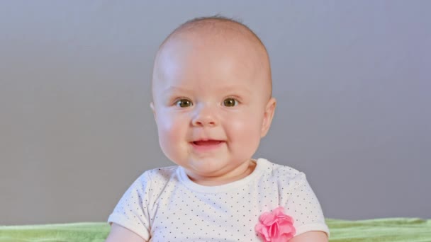 Bebé sentado y sonriendo
 - Metraje, vídeo