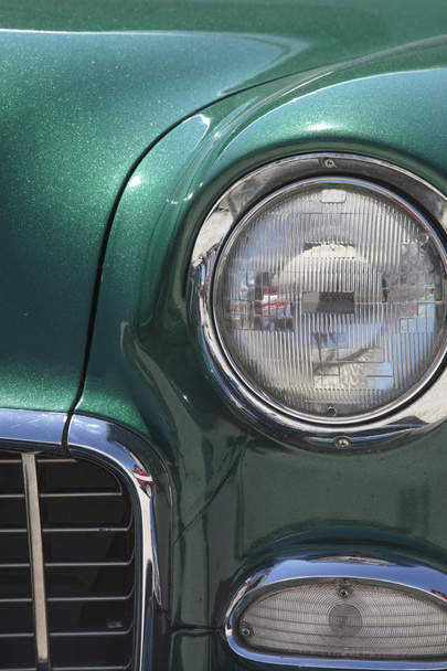 Grill delantero derecho del coche vintage y faro
 - Foto, Imagen