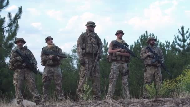 Grupo fresco de soldados en la naturaleza
 - Metraje, vídeo