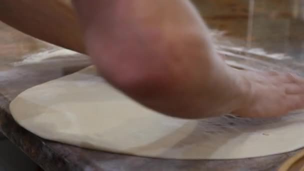 Chef preparing a pizza. Pizza Place. Food Preparation. Pizza Chef.Chef tossing pizza dough in commercial kitchen - Filmagem, Vídeo