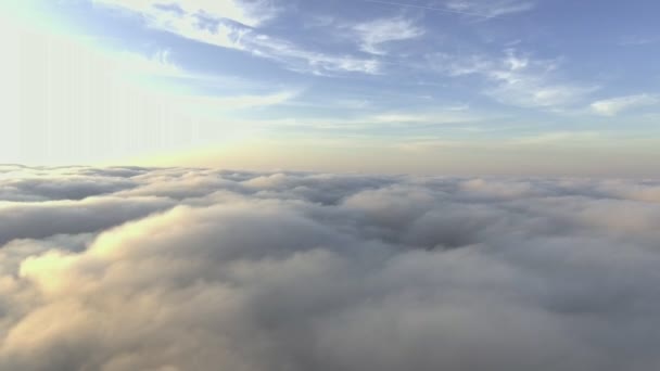 Vliegen door de wolken. Lage licht cloudscapes. - Video