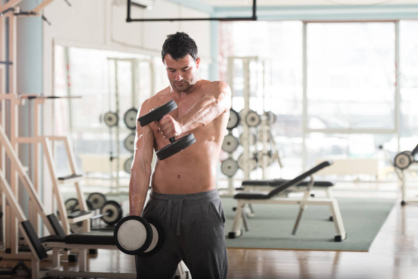 Athlete Exercising Shoulders With Dumbbells - Zdjęcie, obraz