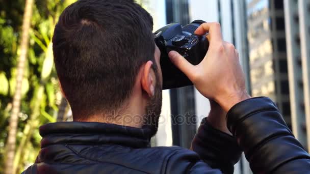Młody mężczyzna fotografowanie Paulista Avenue - miasto Sao Paulo, Brazylia - Materiał filmowy, wideo