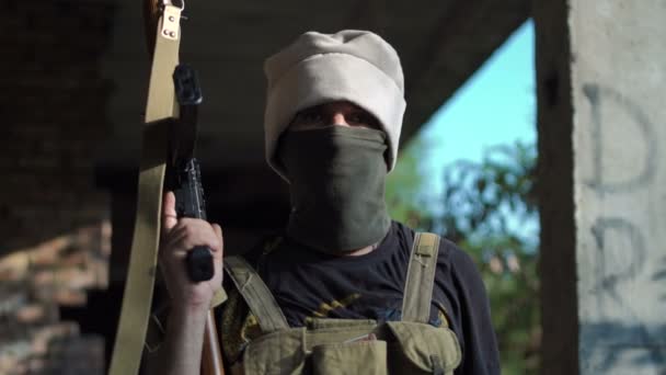 Terrorist blickt in Kamera - Filmmaterial, Video