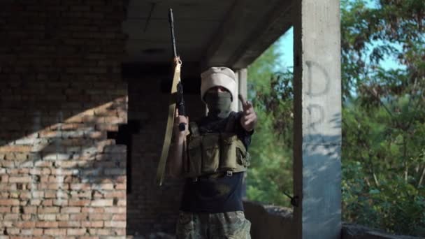 Mannelijke terrorist eisen te stellen op de camera - Video