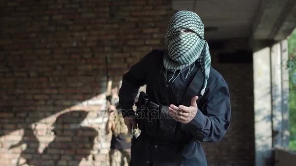 Hombre terrorista haciendo demandas a cámara
 - Metraje, vídeo