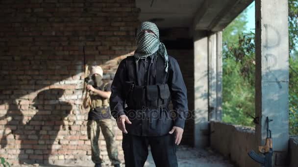 Hombre terrorista haciendo demandas a cámara
 - Metraje, vídeo