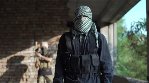 Homem terrorista fazendo exigências na câmera
 - Filmagem, Vídeo