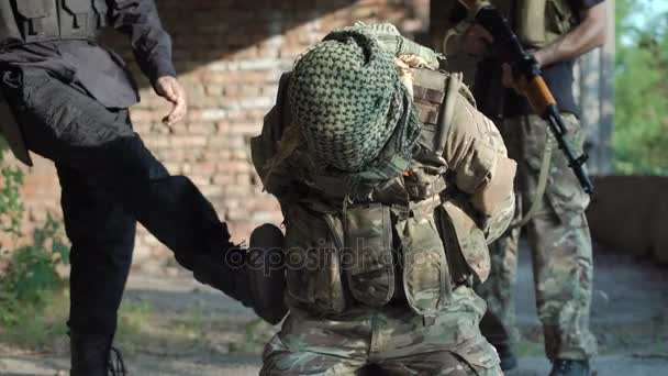 Des terroristes torturent le soldat
 - Séquence, vidéo