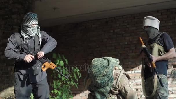 Террористы пытают солдата
 - Кадры, видео