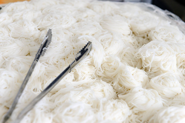 Rollo de fideos de arroz blanco, comida asiática
 - Foto, Imagen