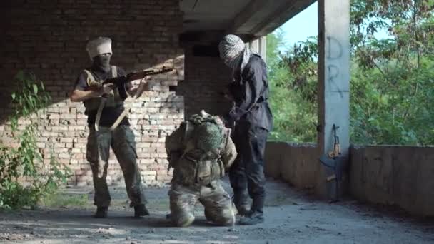 Terroristen foltern den Soldaten - Filmmaterial, Video