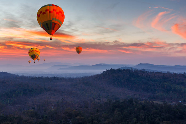 Coloridos globos de aire caliente volando sobre la montaña en Pakse, Laos
 - Foto, imagen