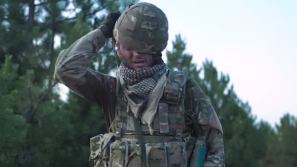 Gewonde soldaat op zoek weg - Video