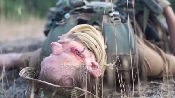 Zmarły żołnierz leżącego na ziemi - Materiał filmowy, wideo