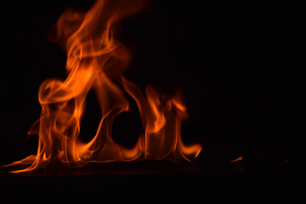 Flammen auf schwarzem Hintergrund - Foto, Bild