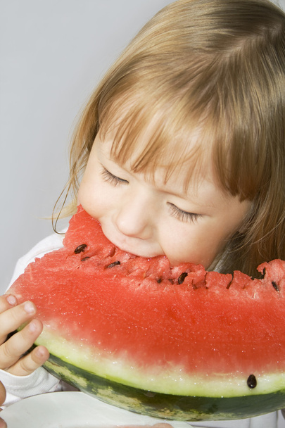 klein meisje eet de watermeloen - Foto, afbeelding