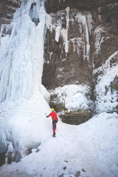 Альпинист карабкается по льду
. - Фото, изображение