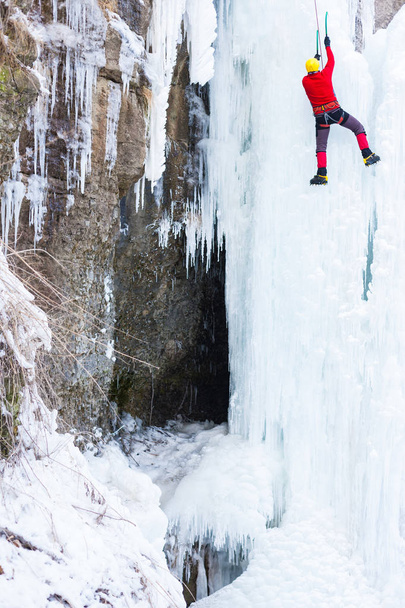 Альпініст піднімається на льоду
. - Фото, зображення