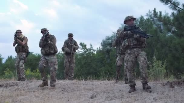 Tropa militar explorando território
 - Filmagem, Vídeo
