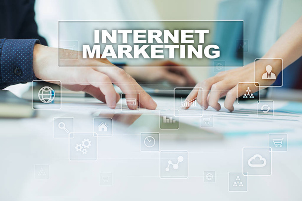 Internet-Marketing auf virtuellem Bildschirm. Geschäfts-, Technologie- und Internetkonzept. - Foto, Bild