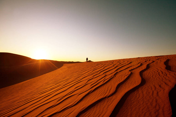 Randonneur dans le désert de sable
. - Photo, image