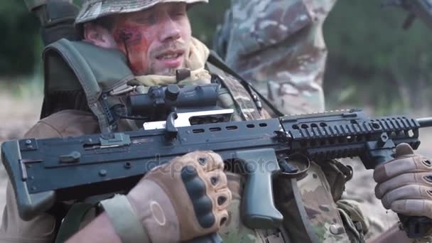 Forças militares caminhando no campo de batalha
 - Filmagem, Vídeo