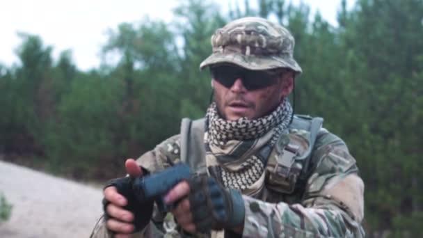 Des soldats tirent depuis le pistolet
 - Séquence, vidéo
