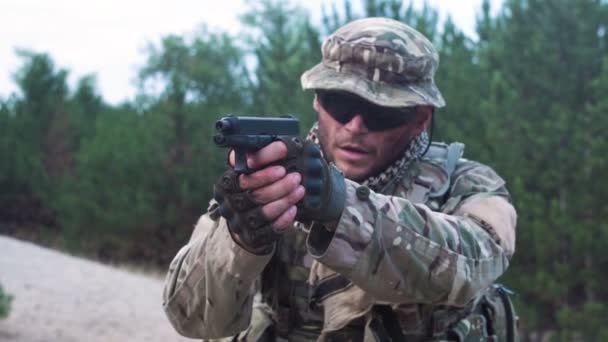Katonák lő a fegyvert - Felvétel, videó