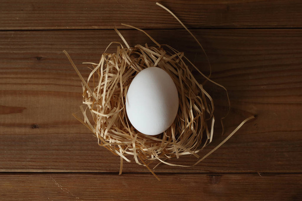 huevo sobre mesa marrón
 - Foto, imagen