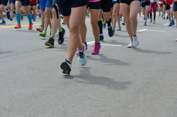 Бігові перегони марафону, багато бігунів ноги на дорозі, спорт, фітнес та концепція здорового способу життя
 - Фото, зображення