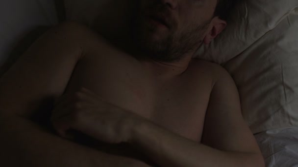 Homme fatigué dormant dans son lit, relaxation après une journée de travail acharnée, heure du coucher
 - Séquence, vidéo