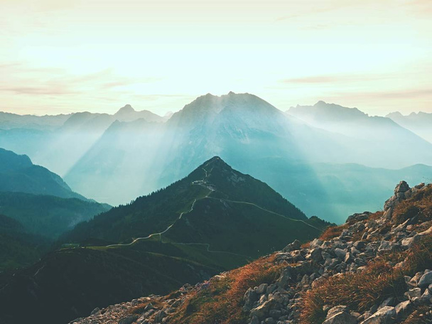Picos agudos de los Alpes, rocas sin gente. Vista sobre rocas alpinas por encima de profundos vallyes a horizonte lejano
 - Foto, Imagen