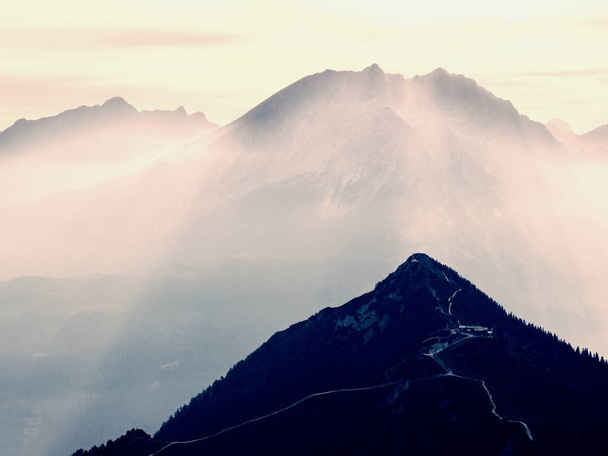 . Sol de la mañana entre rocas afiladas, acantilado alpino sobre el valle. Sol del amanecer
  - Foto, Imagen