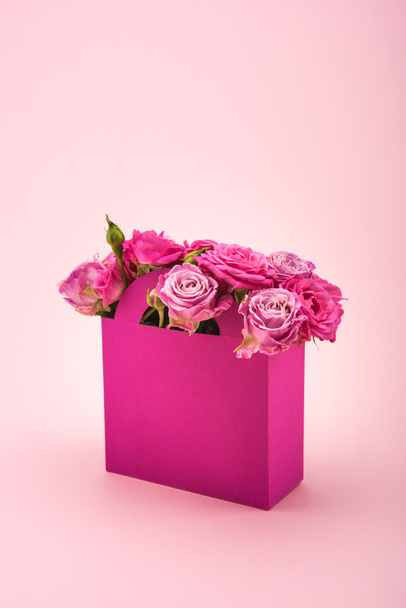 Kağıt kutusunda pembe güller - Fotoğraf, Görsel