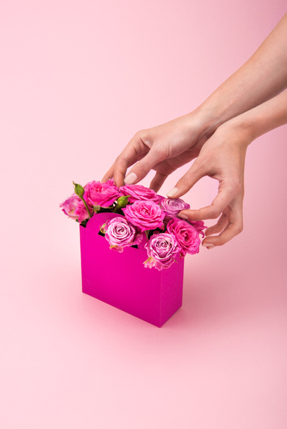 Mãos a arranjar rosas cor-de-rosa
 - Foto, Imagem