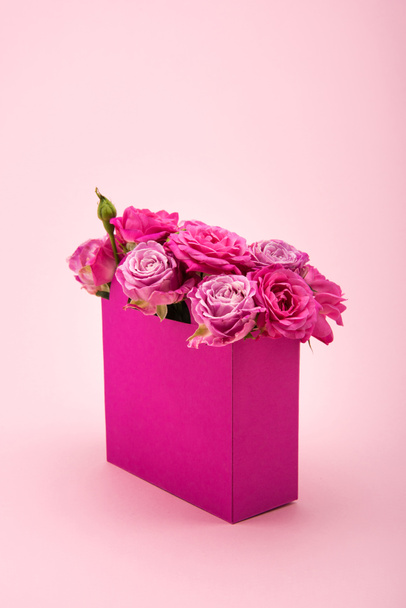 Vaaleanpunaiset ruusut paperilaatikossa
 - Valokuva, kuva