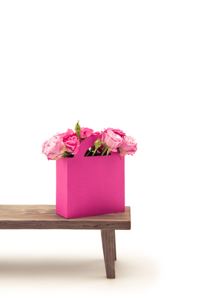 Róże w papier pudełko na ławce - Zdjęcie, obraz