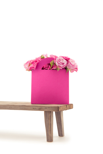 Róże w papier pudełko na ławce - Zdjęcie, obraz